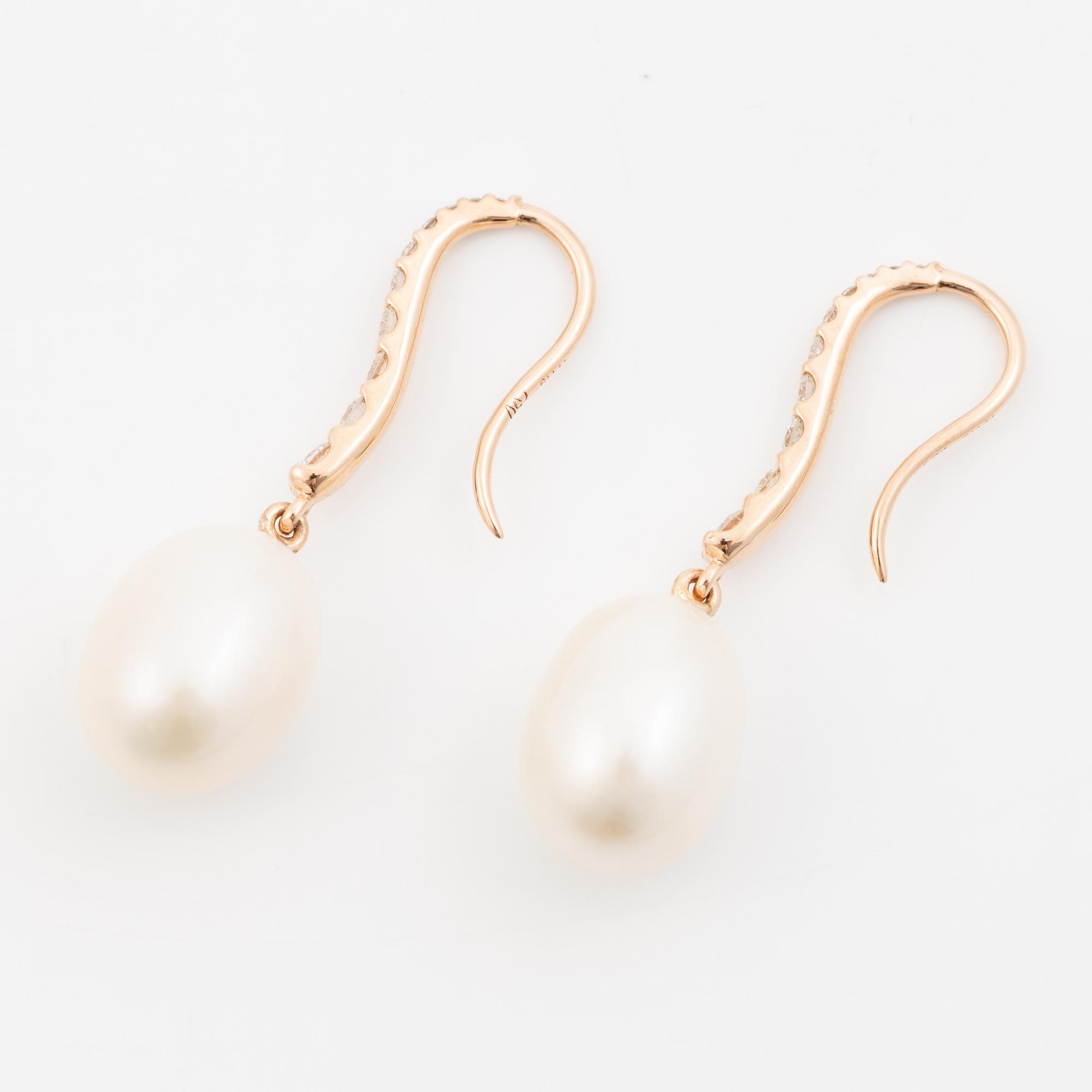 Earrings 18K rose gold with cultured pearls and brilliant-cut diamonds.