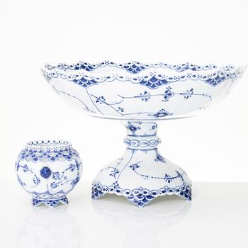 Royal Copenhagen, Skålfat på fot och vas, porslin, "Musselmalet halvblond" resp "Musselmalet helblond", modell 634 och 1043, 1889-1922.