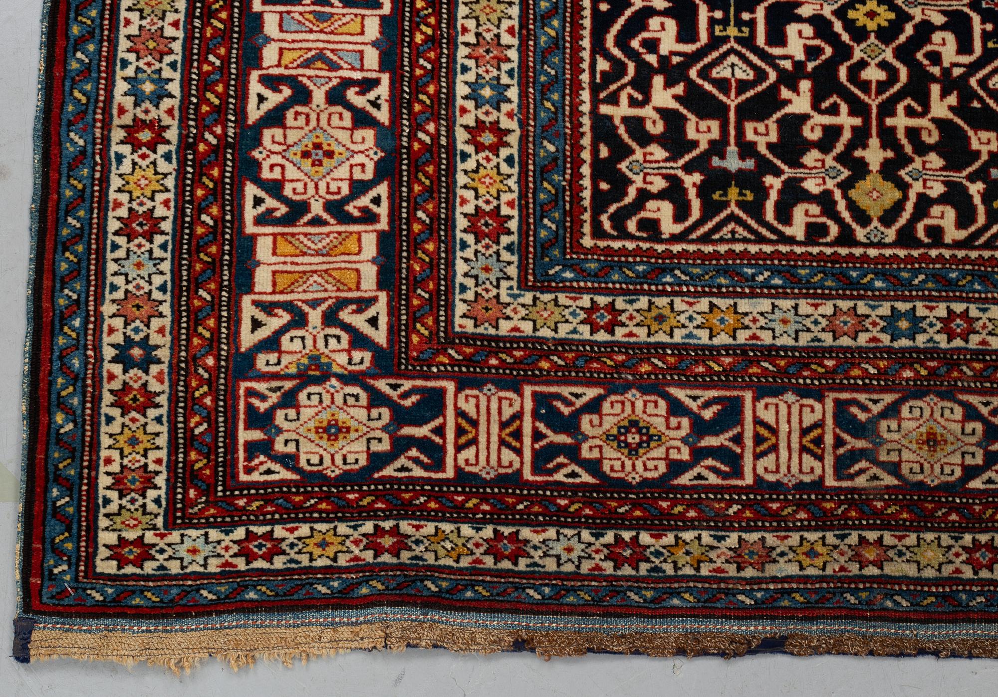 Matta, antik/semiantik Shirvan sannolikt, ca 178-180 x 125-129,5 cm (kortsidorna inklusive 2-2,5 cm "slätväv"),