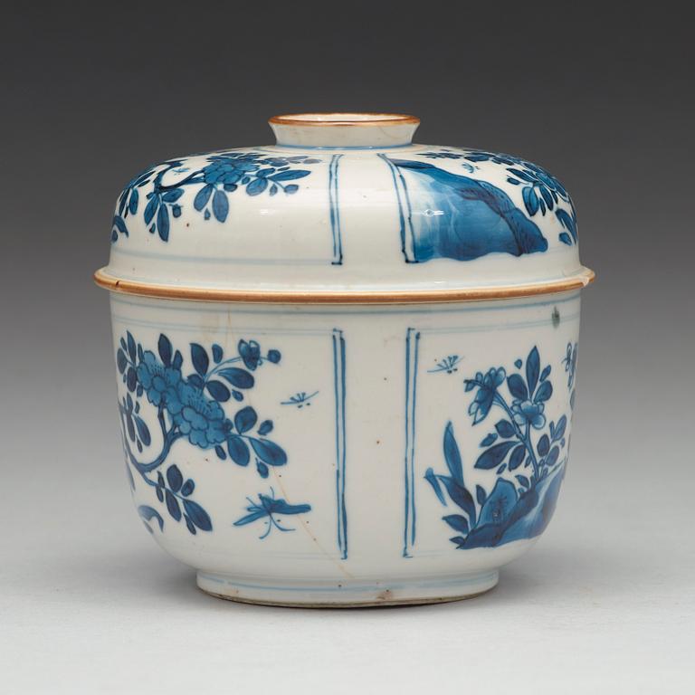 A blue and white jar with cover, Qing dynasty, Kangxi (1662-1722).