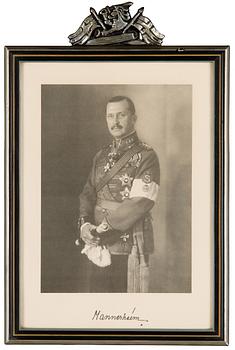 Mannerheim, painokuva kehystettynä.
