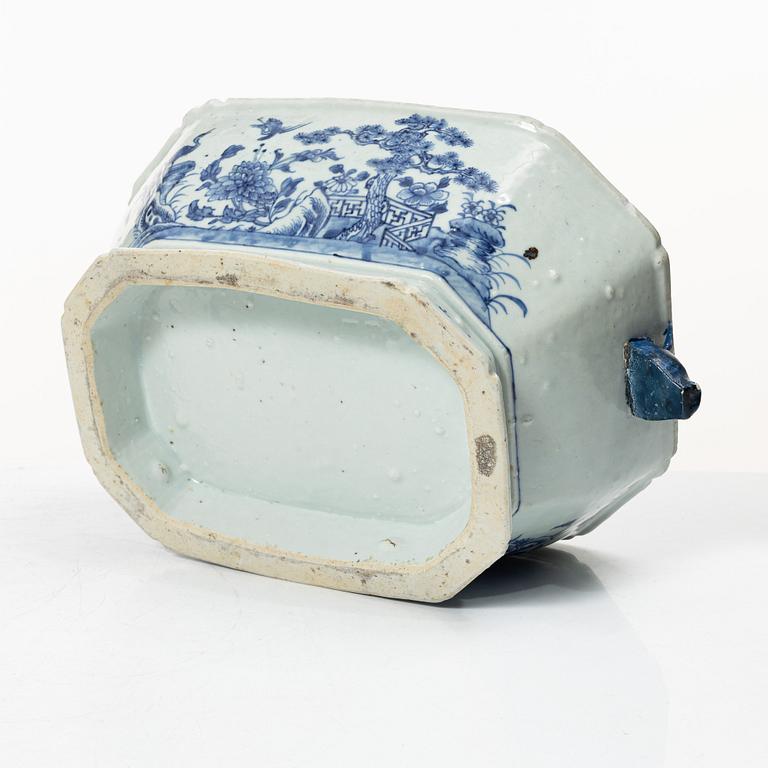 A blue and white export porcelain tureen with cover, and an oval serving dish, China, Qianlong and Jiaqing.