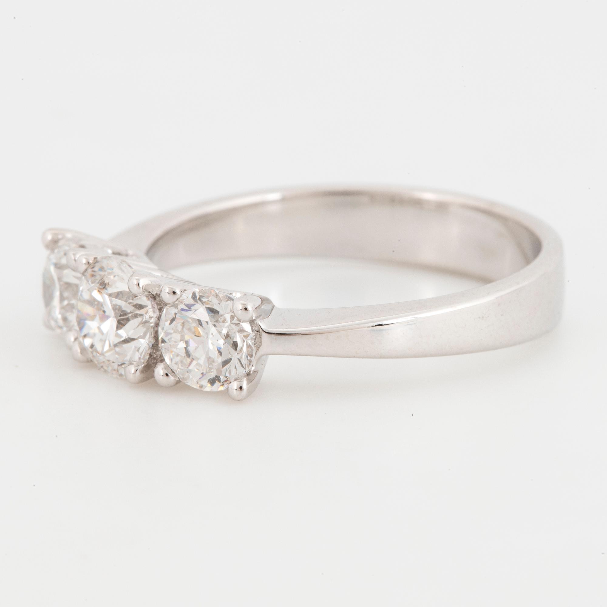 RING, trestensring med briljantslipade diamanter.