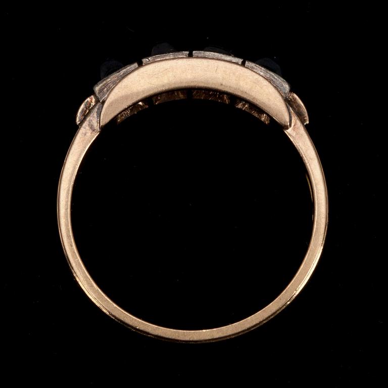 RING, 18K guld, syntetiska safirer. A. Koistinen Helsingfors 1945. Vikt 5.8 g.