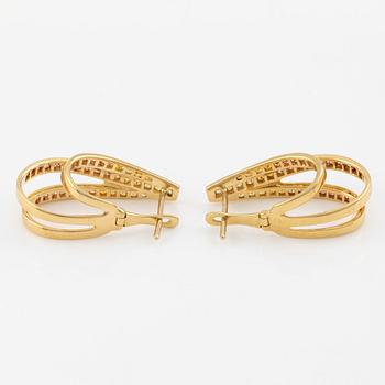 A pair of earrings in 18K gold with sapphires in various colours.