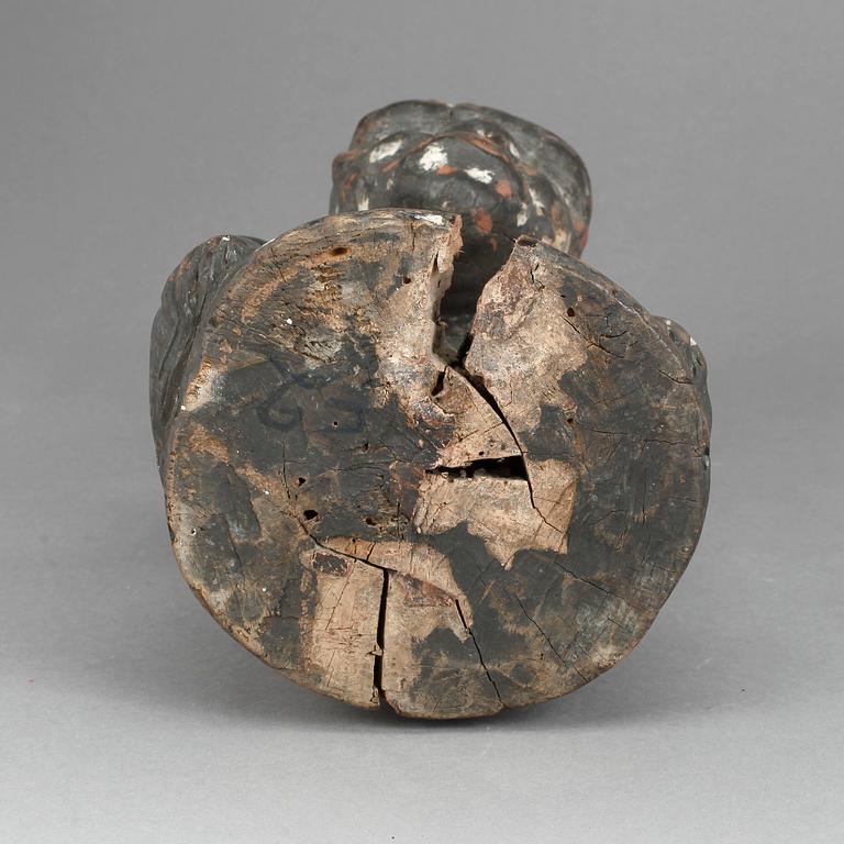 FIGUR, skuret trä, 1900-tal.