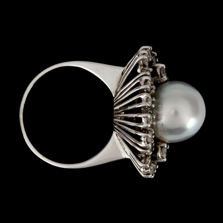 RING med odlad grå pärla, 9.8 mm, samt diamanter totalt ca 0.60 ct.