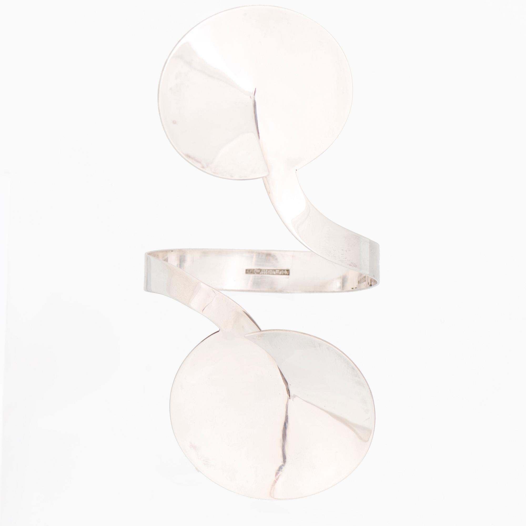 PAULA HÄIVÄOJA, ARMSMYCKE, silver. Helsingfors 1967.