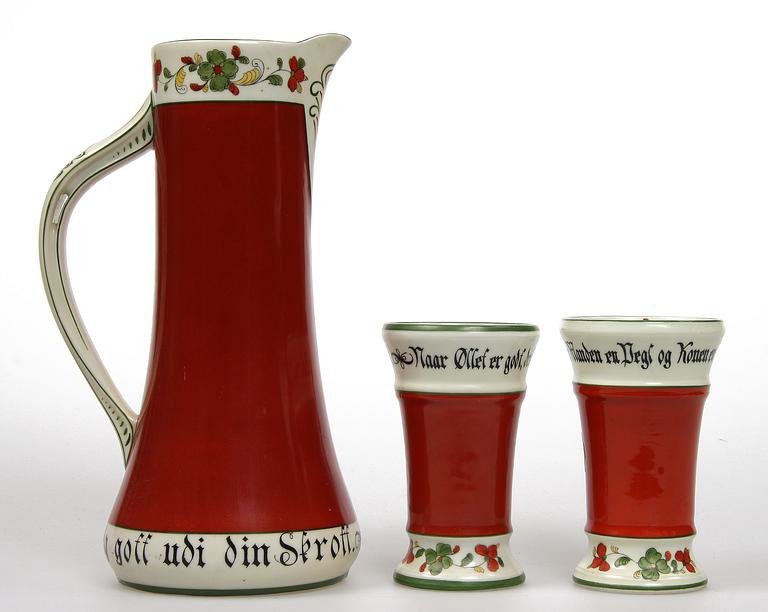 MUGGAR, ett par, samt KANNA, flintgods, Porsgrund, Norge, 1900-talets första hälft.