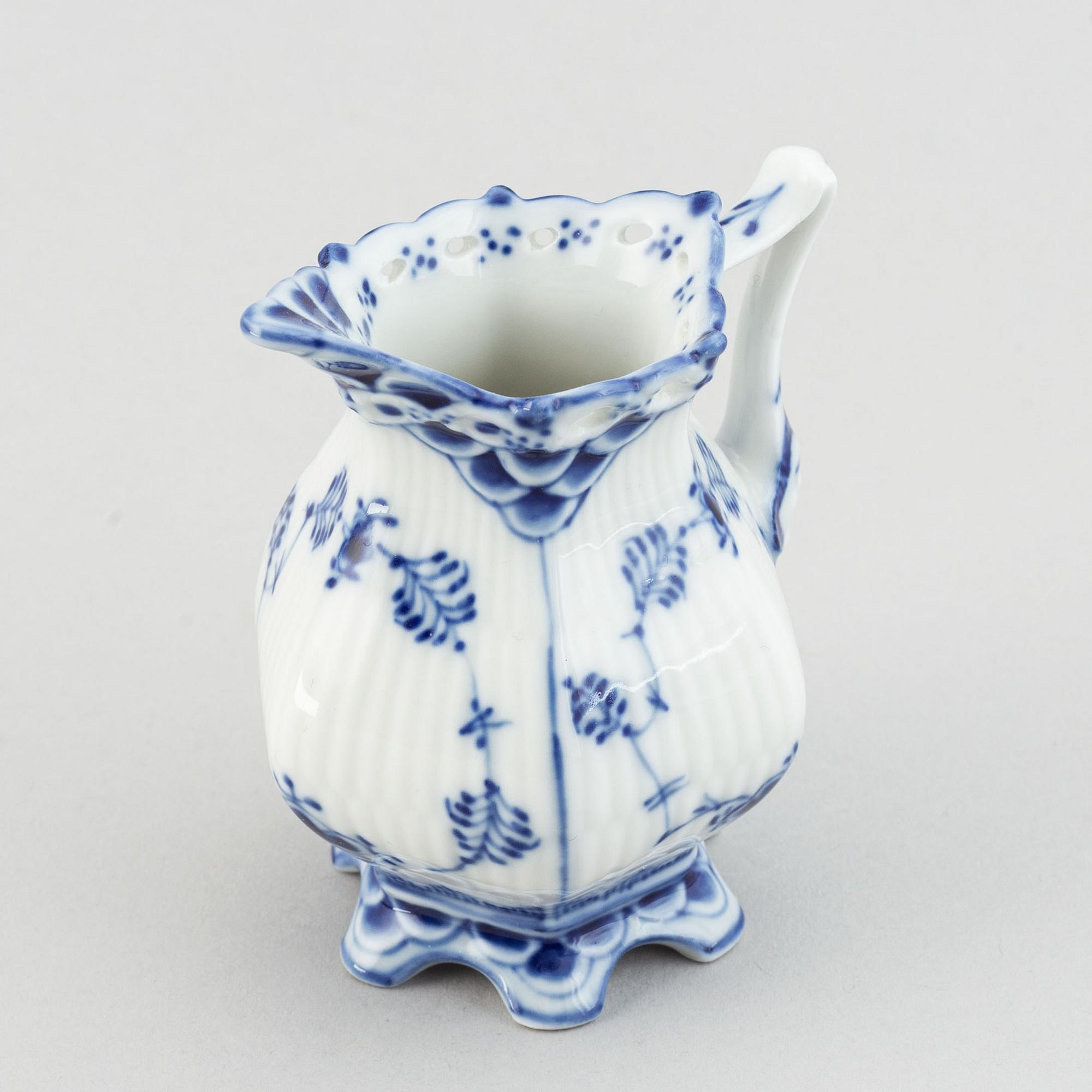 Royal Copenhagen, a mocca porcelain service (17 pcs), 'Musselmalet'.
