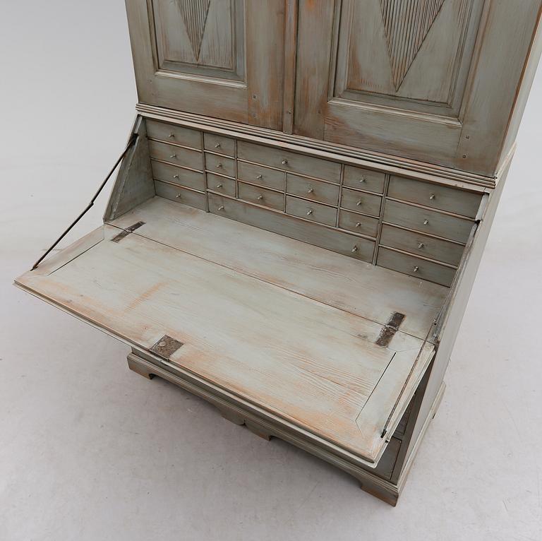 SKRIVSKÅP, sengustavianskt, omkring år 1800.