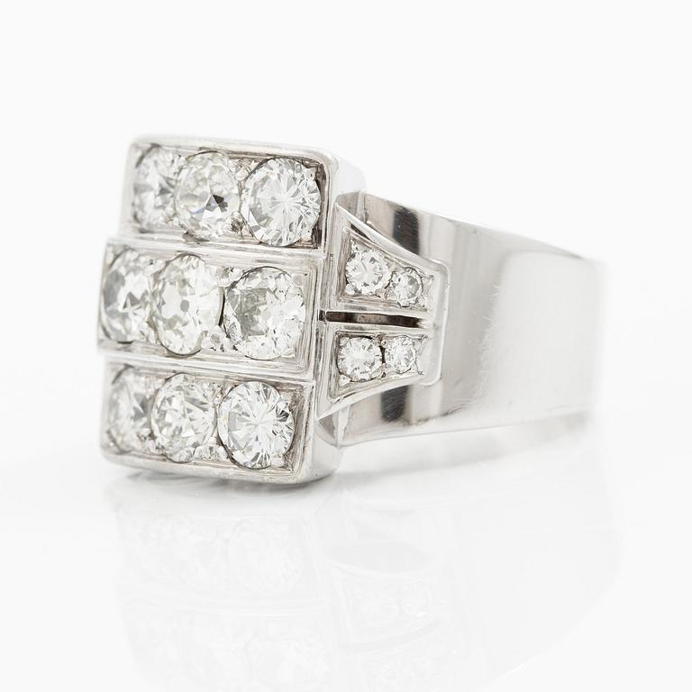 Ring 18K vitguld med runda briljant- och gammalslipade diamanter.