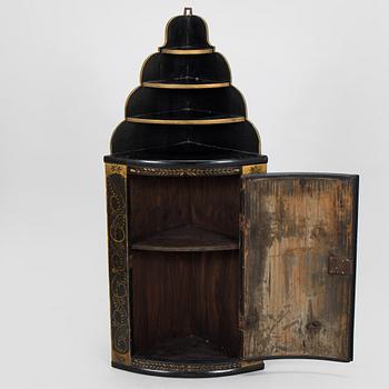 Corner cabinet with shelves, 18th/19th century.