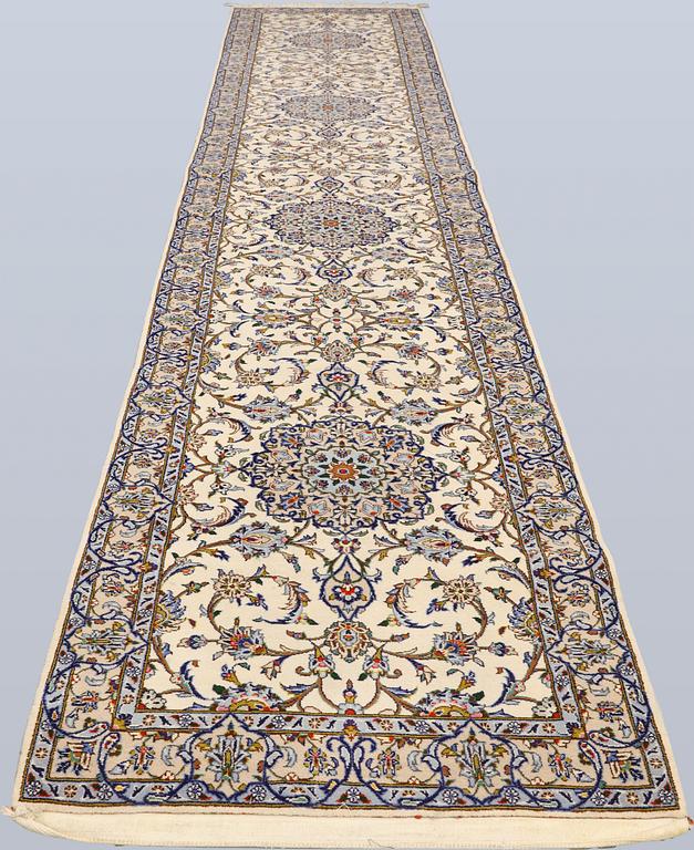 A Keshan runner, approx. 586 x 103 cm.