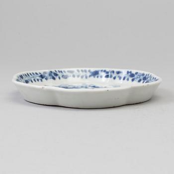 A blue and white coaster/tray, Qing dynasty, Qianlong (1736-95).