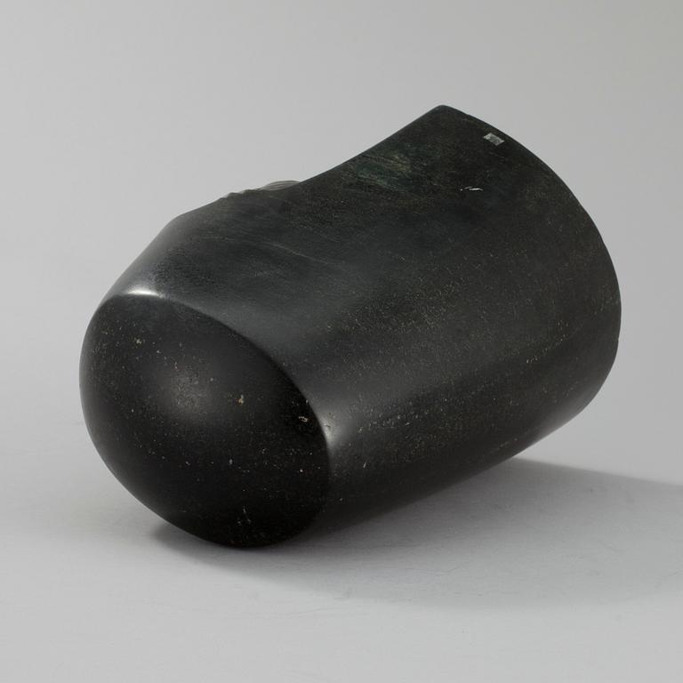 OKÄND KONSTNÄR, skulptur, bowenit, mässing, monogramsignering, 1980-tal.