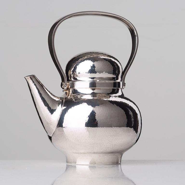 An Eric Löfman sterling teapot, executed by Markström Uppsala 1976.