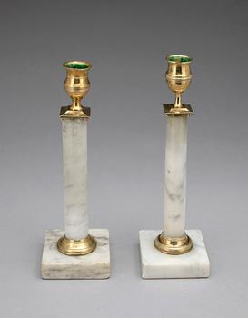 LJUSSTAKAR, 2 st snarlika, vit marmor och mässing. Sengustavianska, omkring 1800.