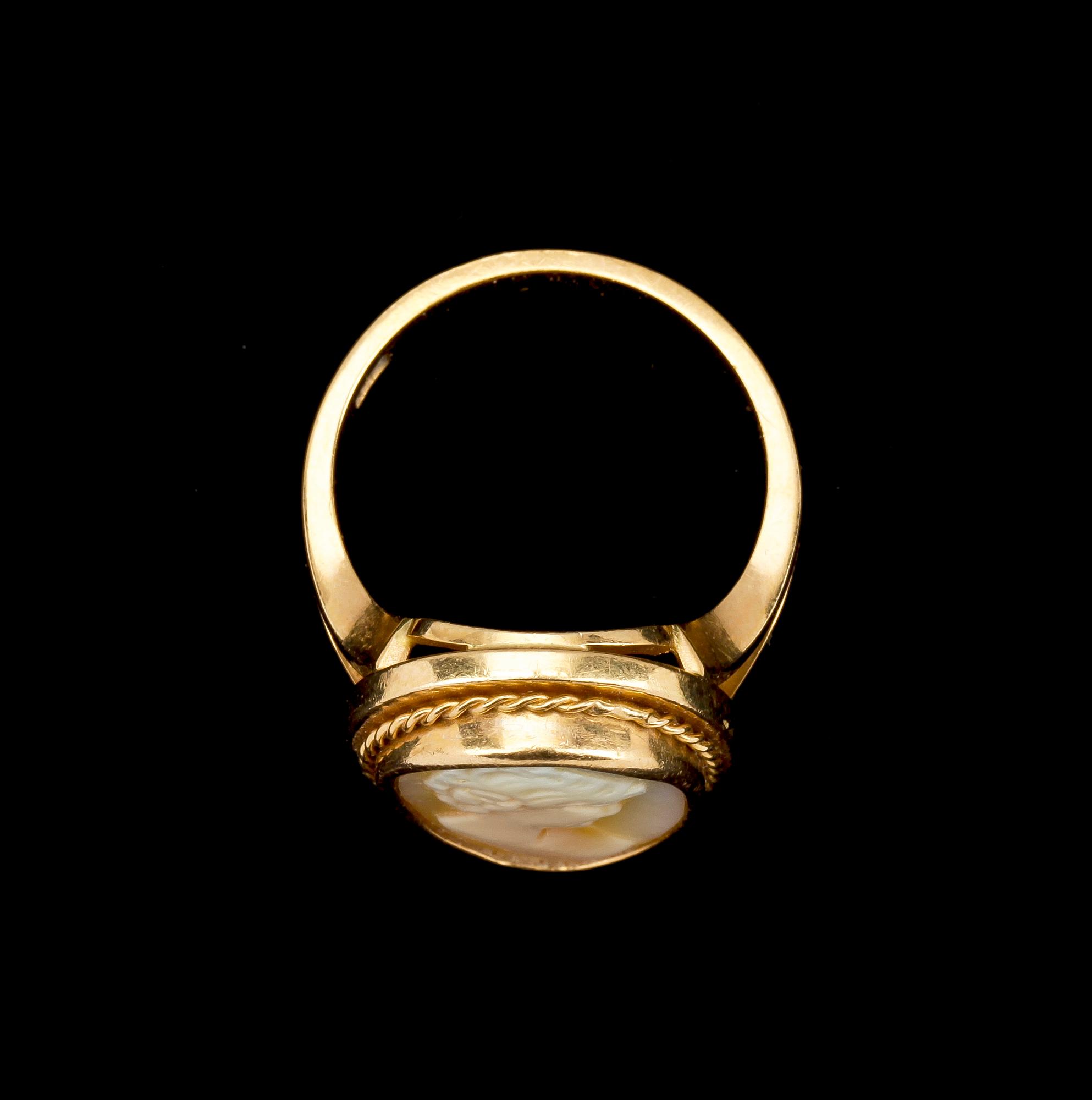 RING, 18k guld med snäckskalskamé, 1900-tal, totalvikt ca 5 gr.