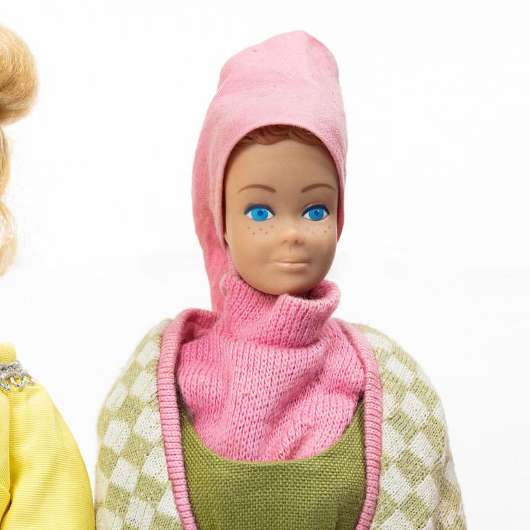 Barbiedockor, 4 st, samt kläder och accessoarer, Mattel, 1960-/70-tal.