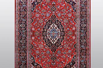 A carpet, Kashan 284 x 195 cm.