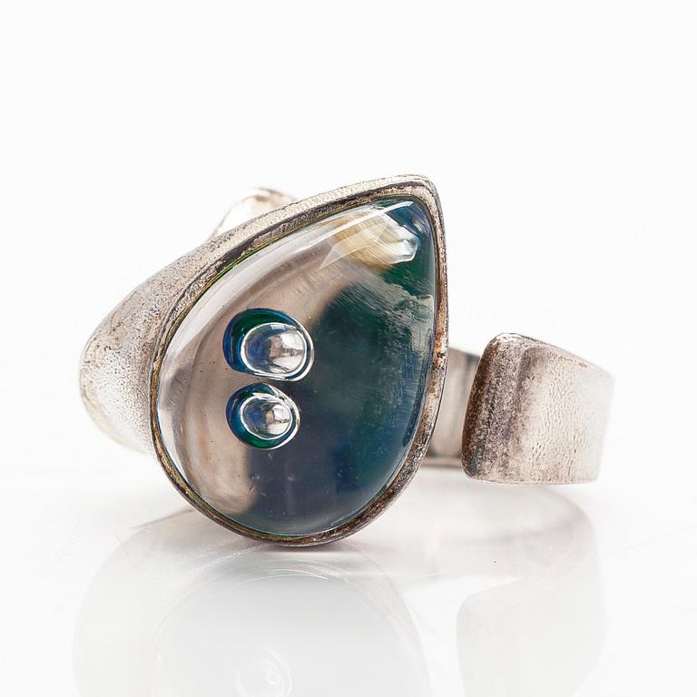 Björn Weckström, sormus, "Ara" sterlinghopeaa ja akryylia, Lapponia 1975.