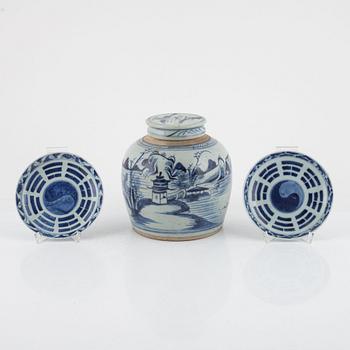 Skålfat, två stycken samt bojan, porslin. Qingdynastin, sent 1800-tal.