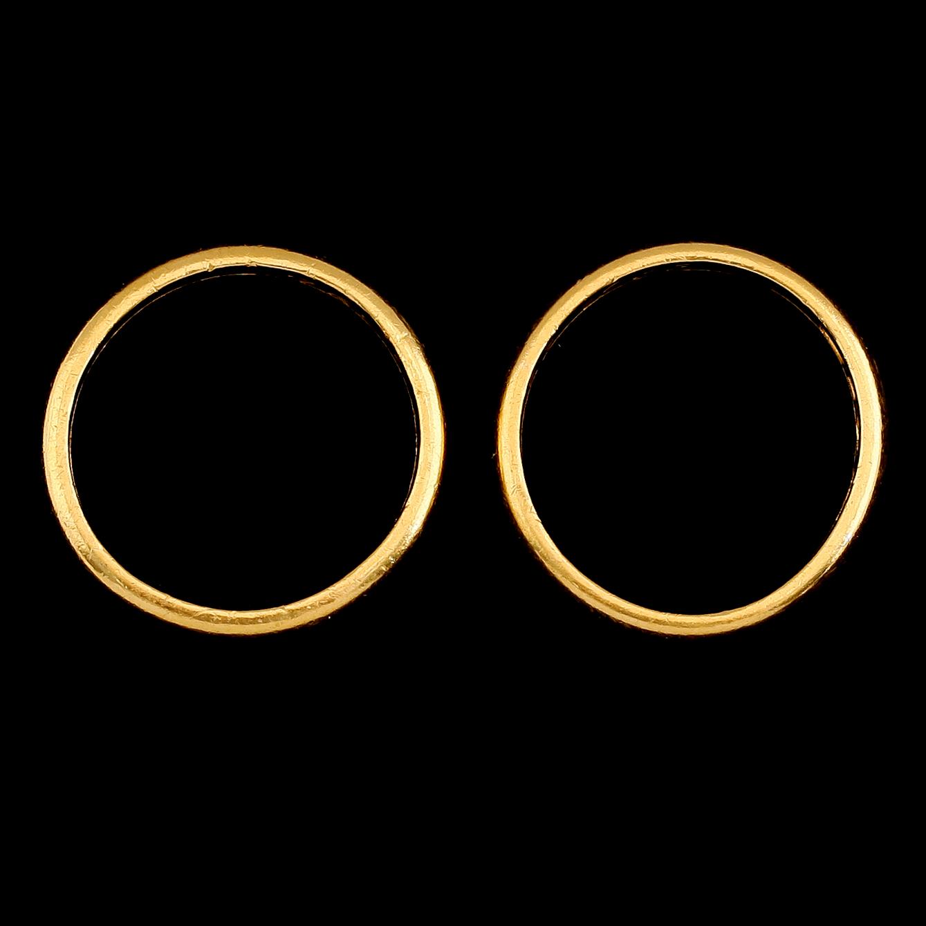 RINGAR, 2 st, 23K guld, svenska stämplar 1947. Total vikt ca 10 g.