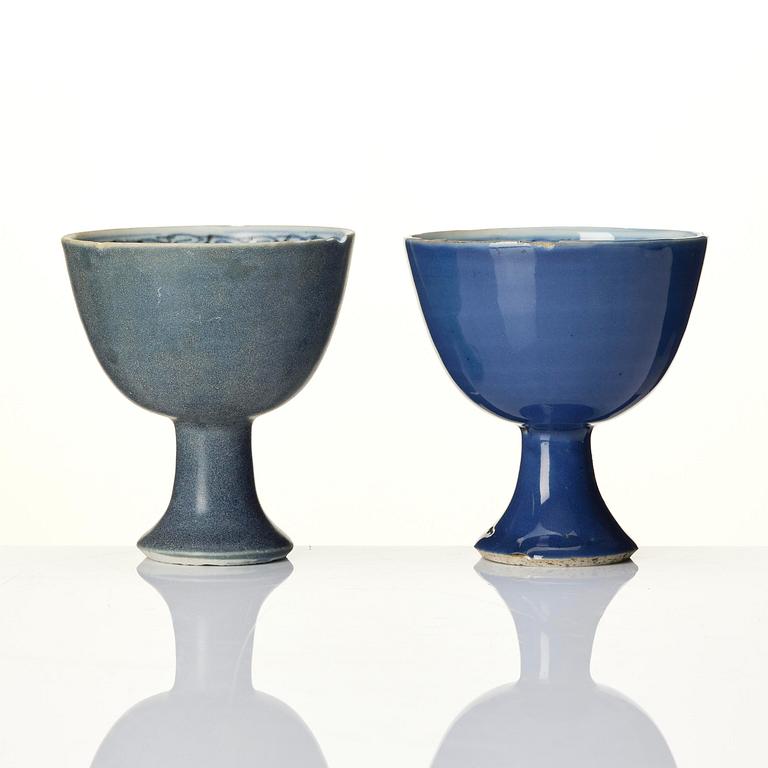 A set of two underglaze blue stem cups, 'Hatcher Cargo', 17th century.