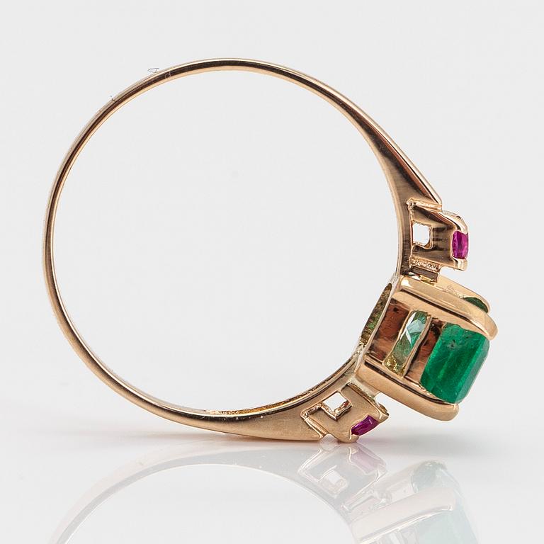 A 14K gold ring, with a step-cut emerald approximately 1.37 ct and syntetic rubies. Finnish hallmarks.