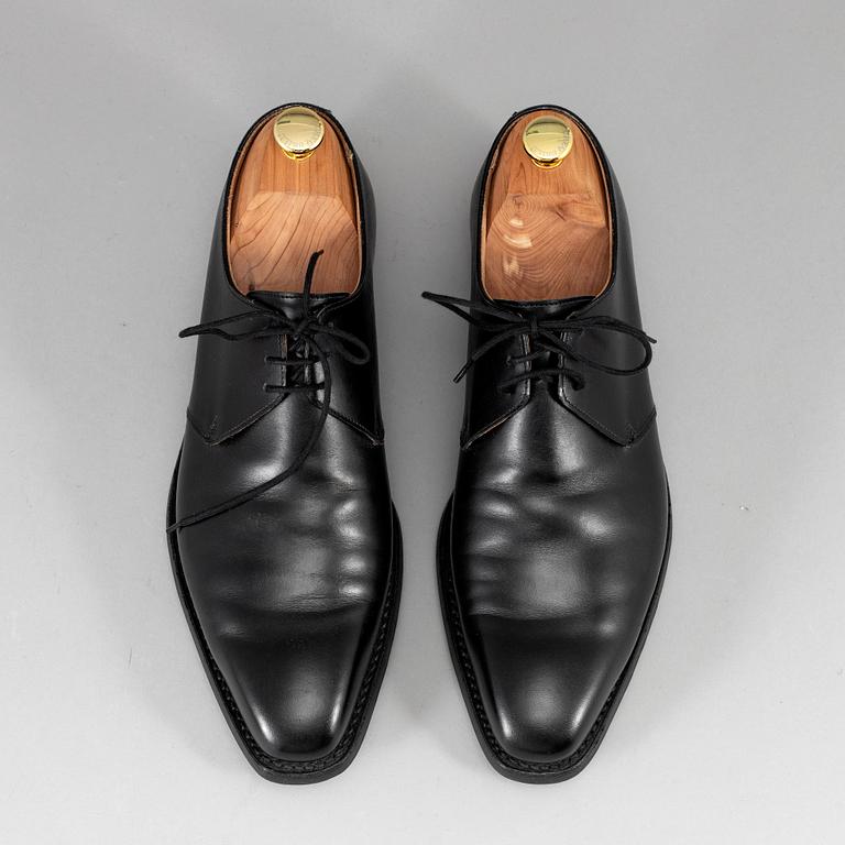CROCKETT & JONES, a pair of black leather 'Highbury' shoes, size 8.