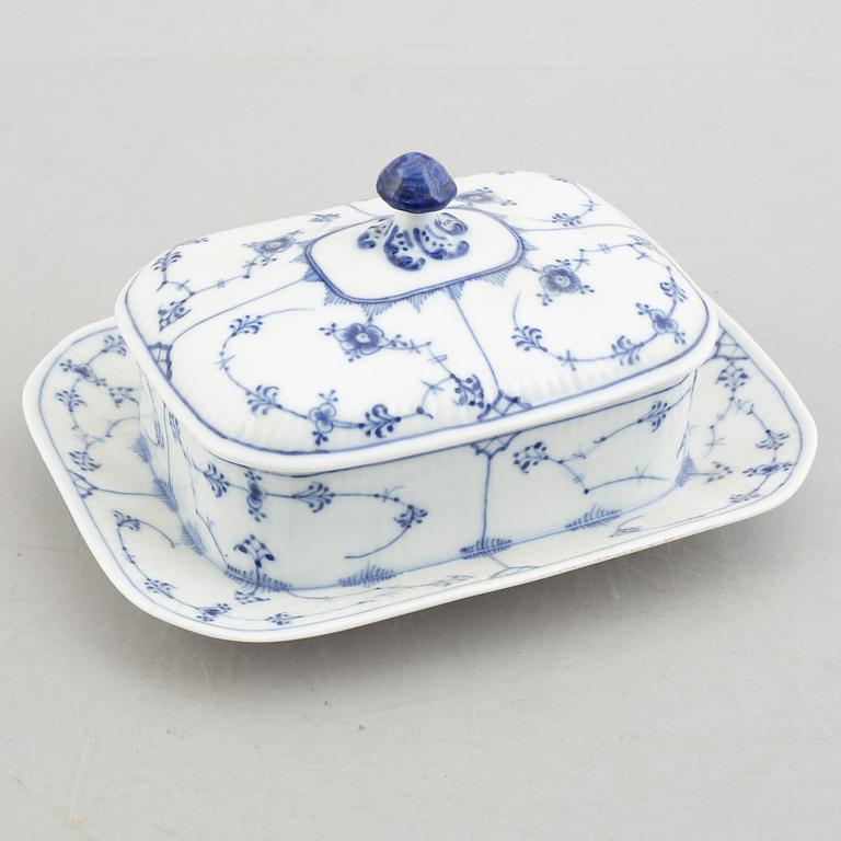 A 'Blue fluted rifflet' / 'Musselmalet' porcelain box with cover, RoyalCopenhagen, model 468, 20th century.