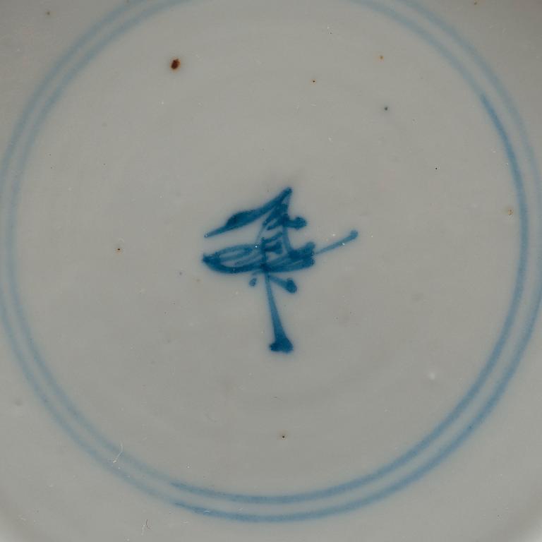 KOPPAR med FAT, tre stycken, porslin, Qingdynastin, Kangxi (1662-1722).