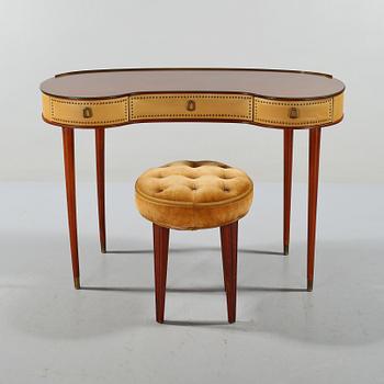 TOALETTBORD samt PALL, 1950-tal.