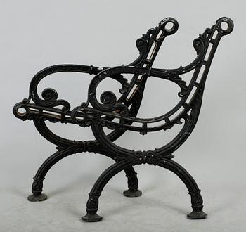 GAVLAR, 1 par, till trädgårdssoffa, gjutjärn, Husqvarna, 1900-talets första hälft.