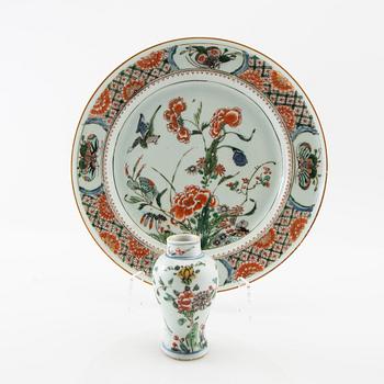 Tallrik samt miniatyrvas Kina Kangxi (1662-1722) porslin.