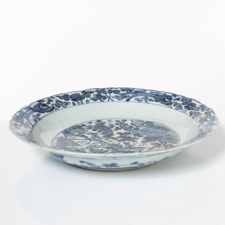 A Chinese blue and white porcelain dish, Ming dynasty, Wanli (1572-1620).