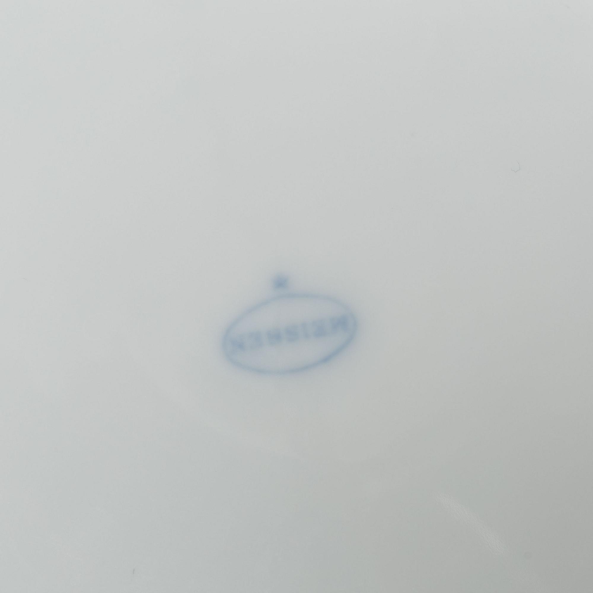 A 54-piece porcelain dinner service, 'Onion pattern/Zwiebelmuster', predominantly Meissenstadt, Tyskland.