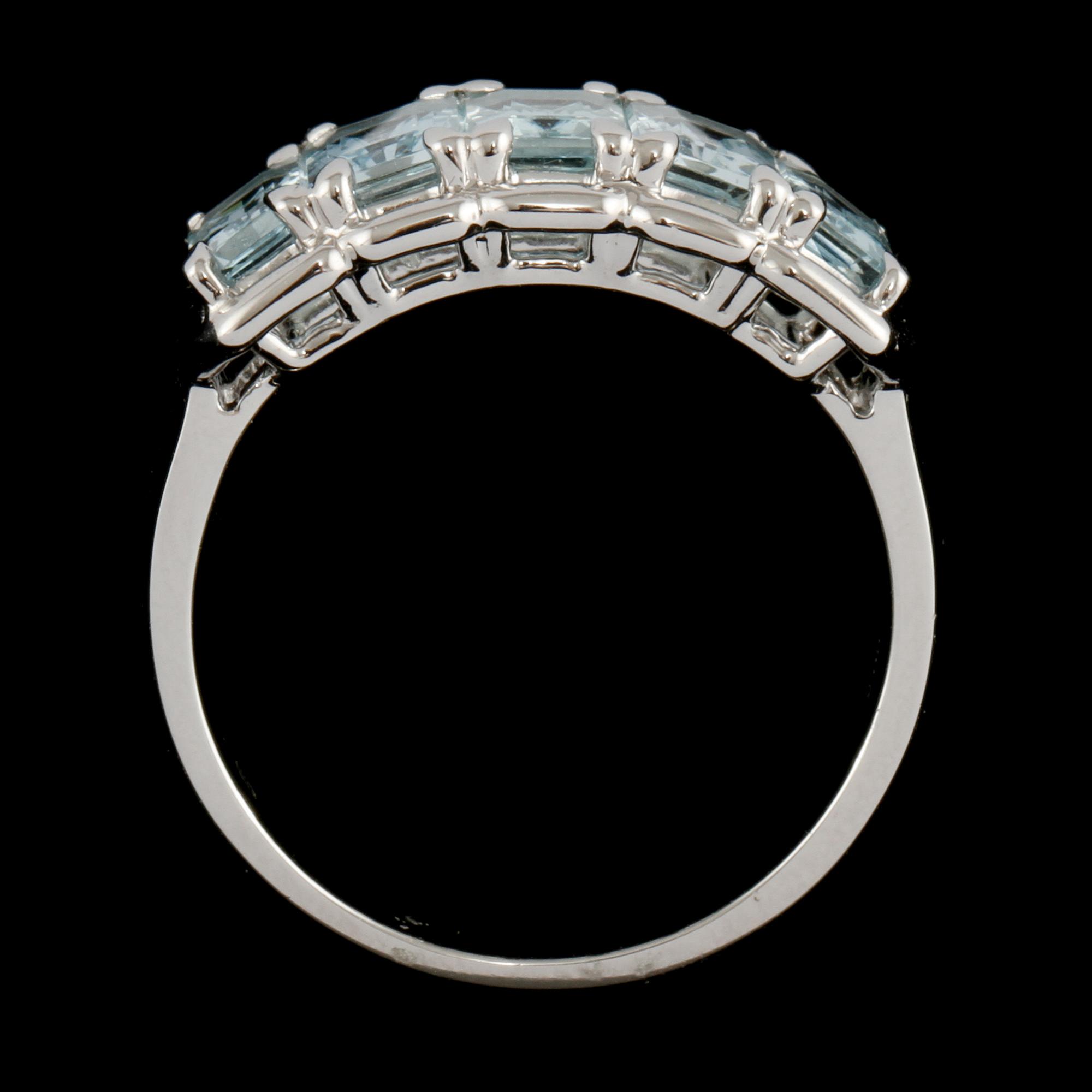 RING, 18K vitguld med 5 fasettslipade akvamariner 2.00 ct enligt gravyr. Vikt 5,7 gram.