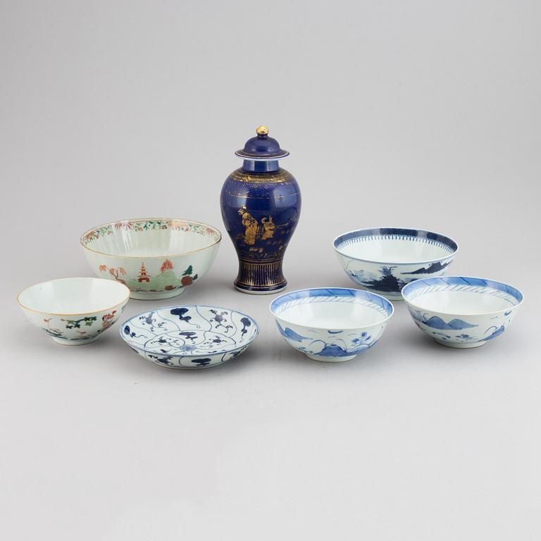 A group of 7 porcelain objects, Qing dynasty, incl. Qianlong and 19th century.