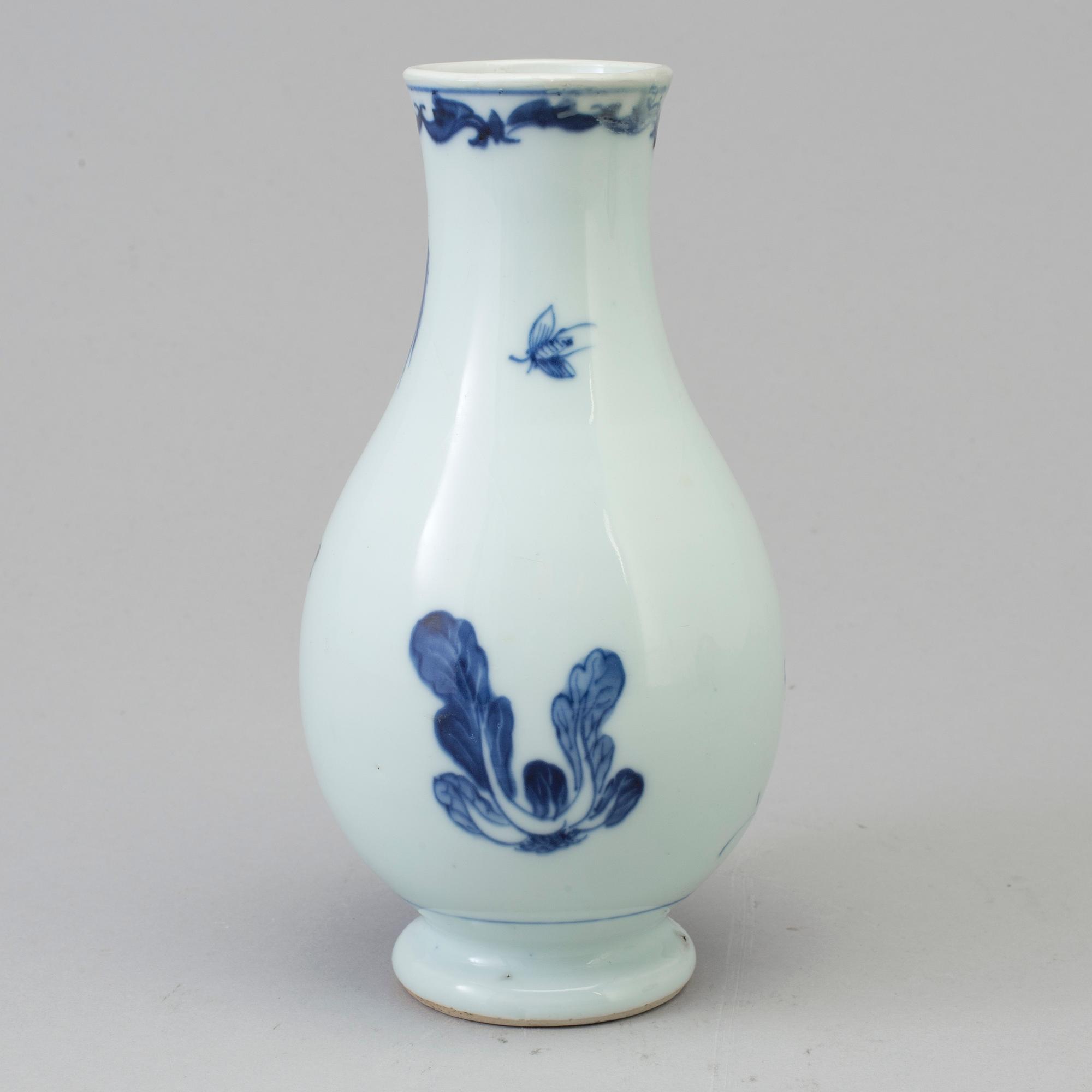 A Chinese blue and white porcelain vase, Qing dynasty, 18th century.