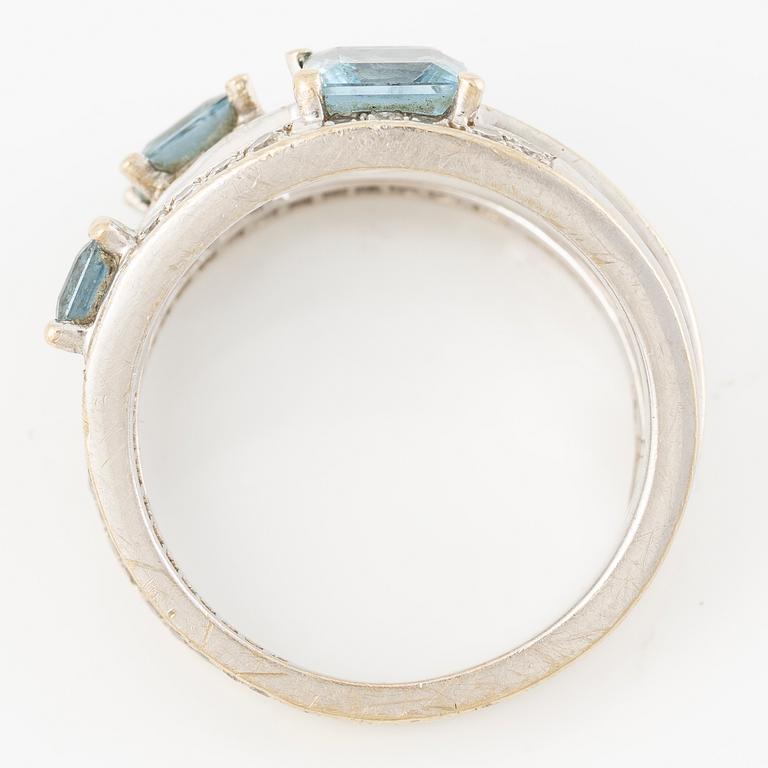 Ring, 18K vitguld med briljantslipade diamanter och akvamariner, Ritz London.