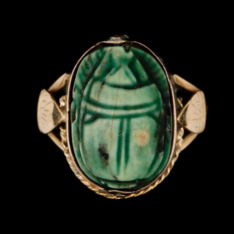 RING MED FORNTIDA SKARABÉ, guldmontering 1950-tal, Egypten.