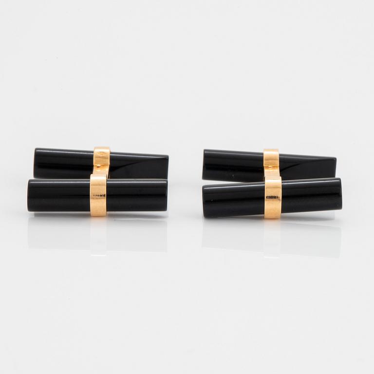 A pair of Cartier cufflinks in 18K gold and onyx.