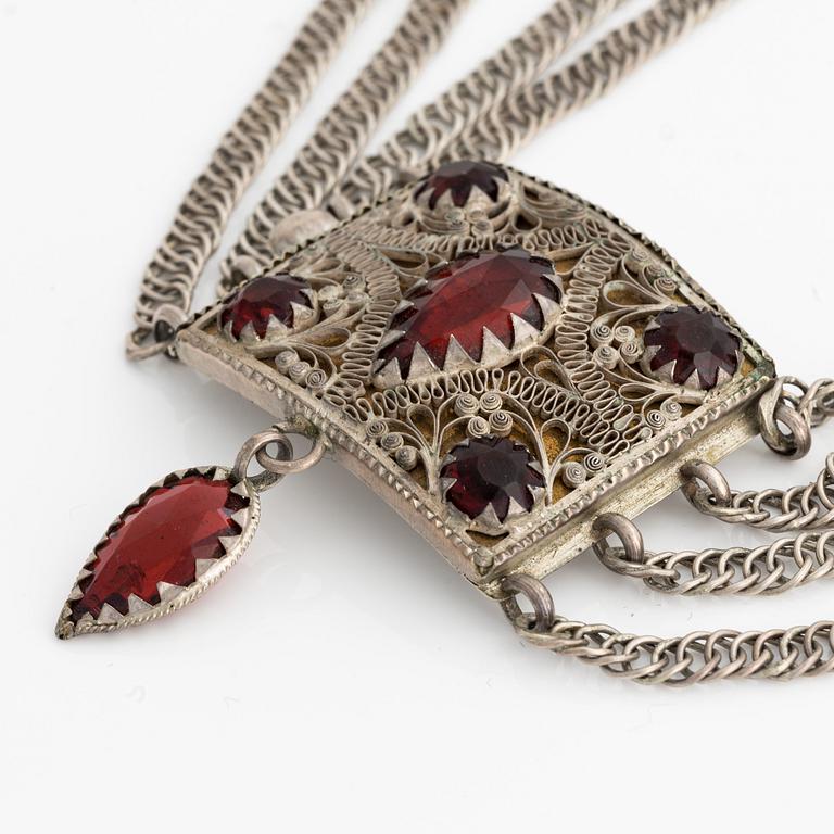 Dräktsmycke, allmoge, flerradigt, silver med röda glasstenar.