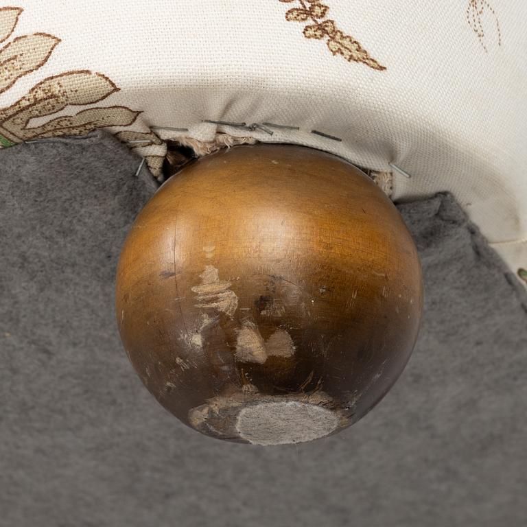 Josef Frank, a model 703 sofa, Firma Svenskt Tenn.