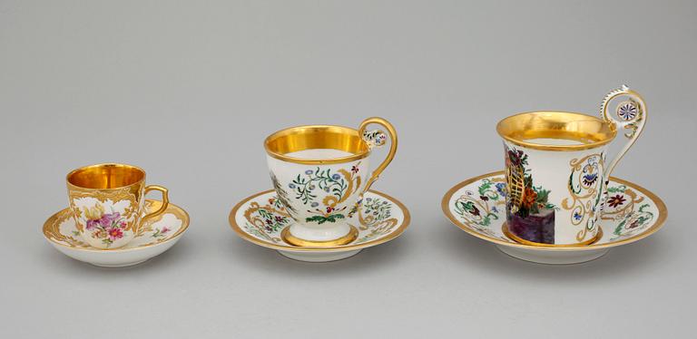 TEKOPP SAMT KAFFEKOPPAR MED FAT, porslin, bla empirestil, Berlin, 1800-tal.