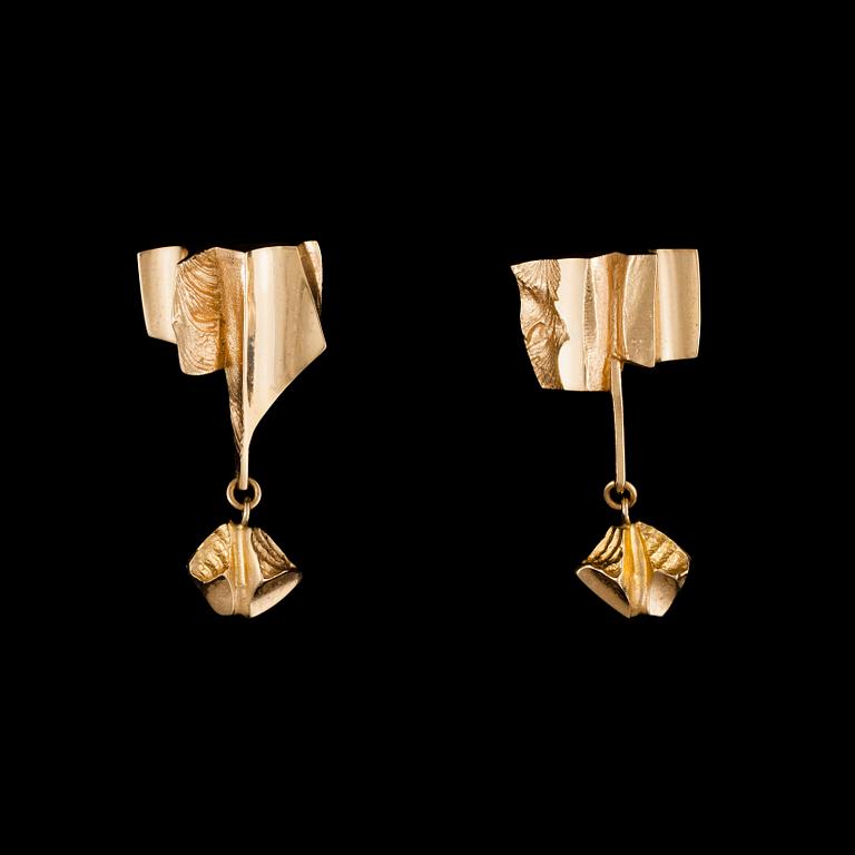 Matti Hyvärinen, EARRINGS 18K gold, Matti Hyvärinen, Turku 1989. Weight 15,8 g.