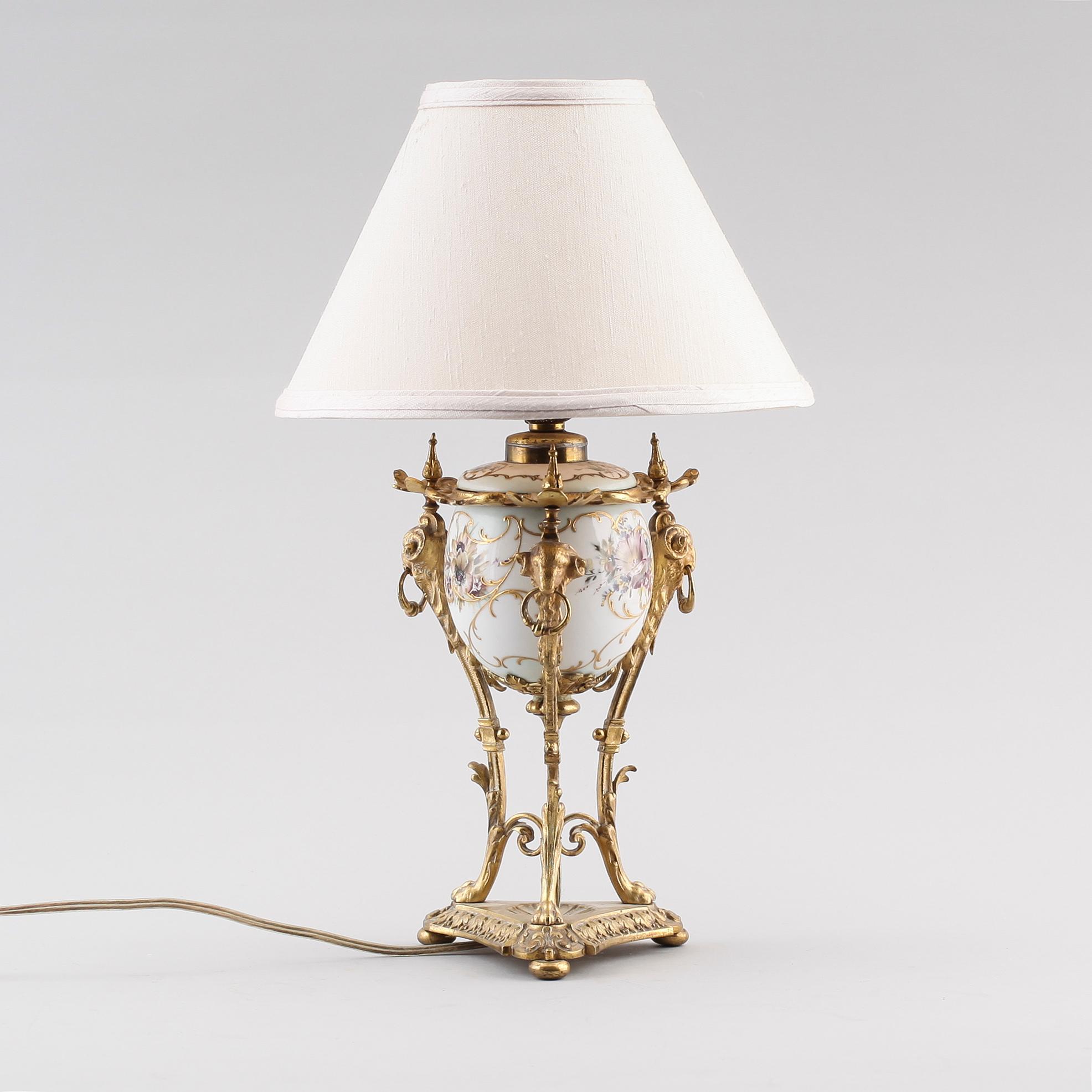 BORDSLAMPA, porslin och brons, 1900-talets första hälft.