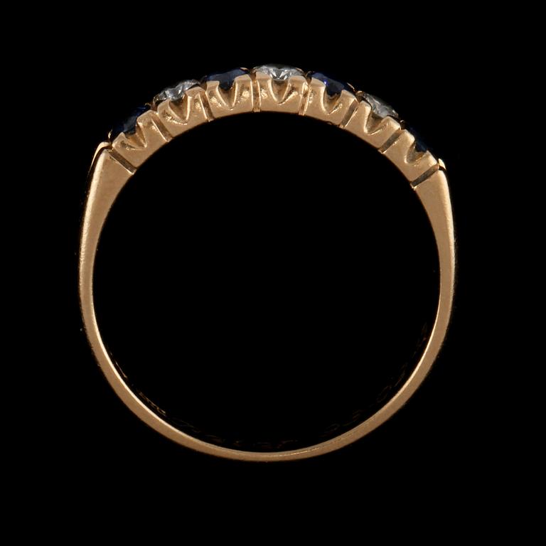 RING, 18k guld med 3 briljantslipade diamanter samt 4 fasettslipade blå safirer, Jarl Sandin, Göteborg, 1992. Vikt  3 g.